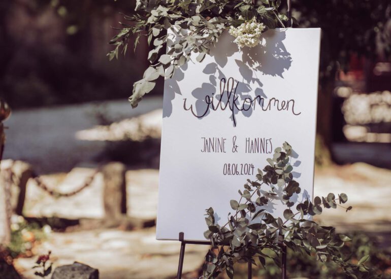 Willkommenstafel auf Hochzeit mit Blumenschmuck