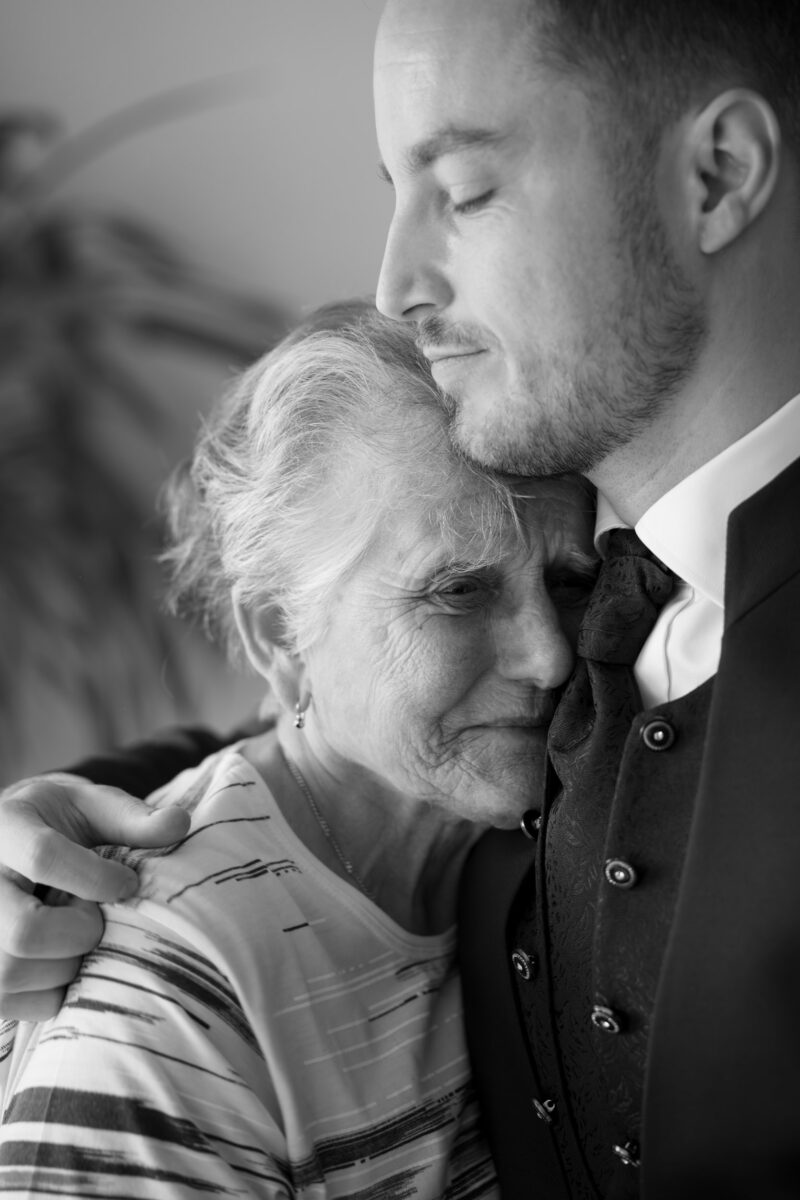 Bräutigam hält weinende Oma im Arm