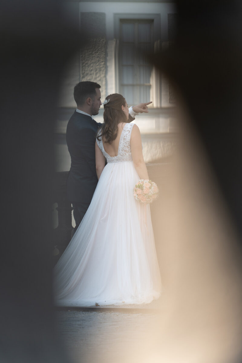 Bräutigam zeigt der Braut etwas in der Ferne