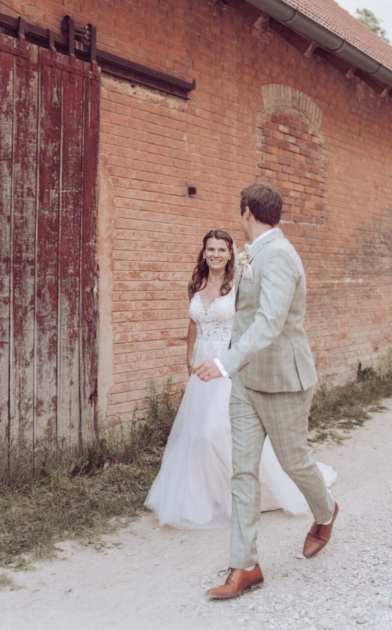 Der Bräutigam läuft vor der Braut und hält ihre Hand