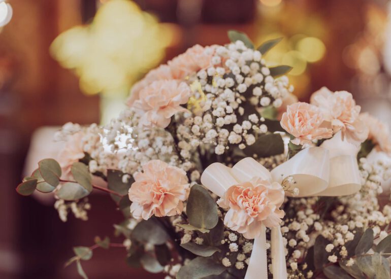 Weiß und rosafarbener Blumenstrauß