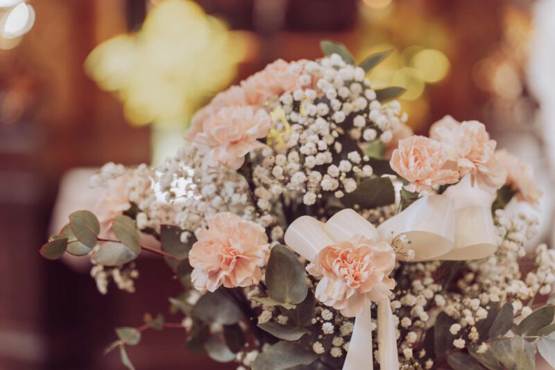 Weiß und rosafarbener Blumenstrauß