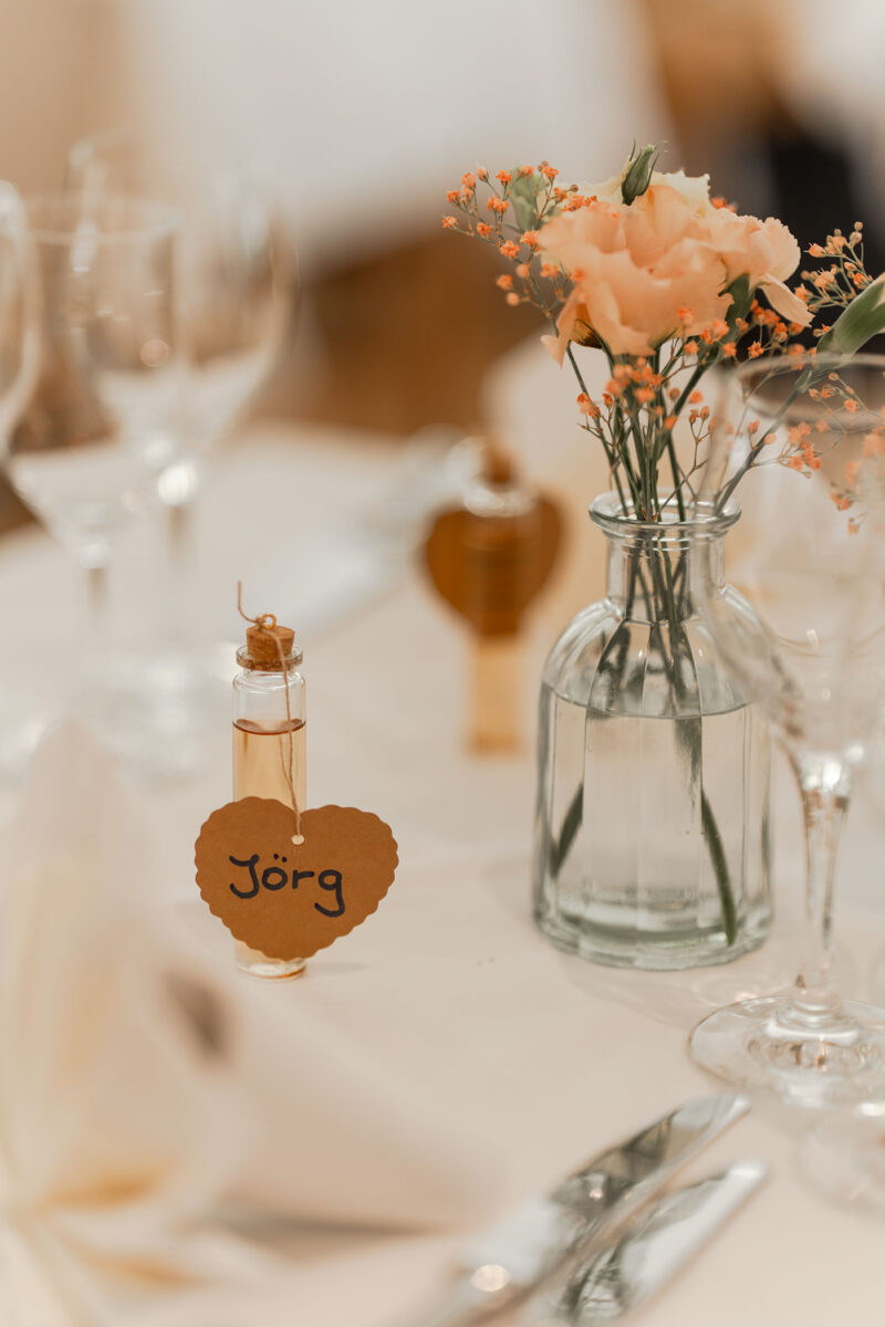 Tischschmuck mit Vase und Namensschild