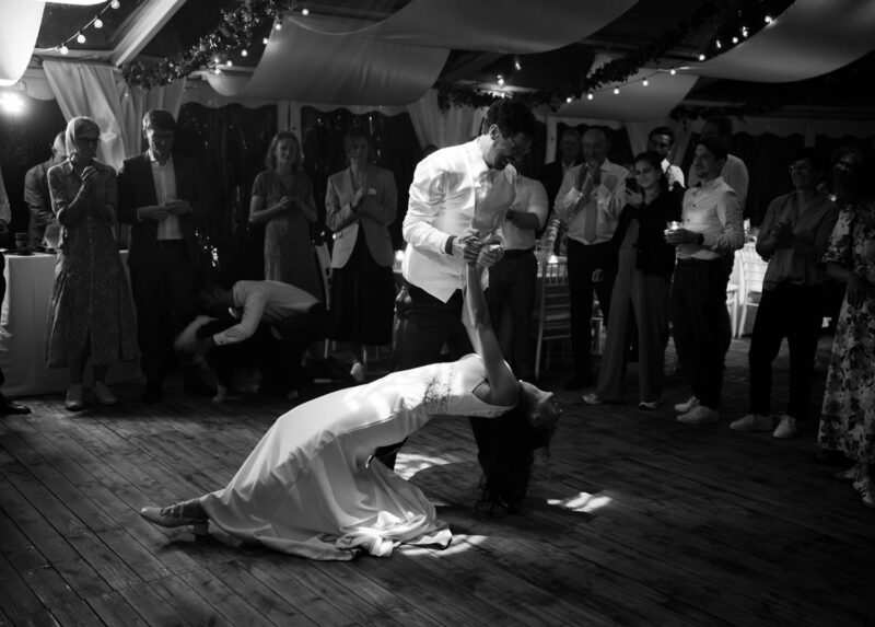 Finale Pose des Brautpaars beim Hochzeitstanz