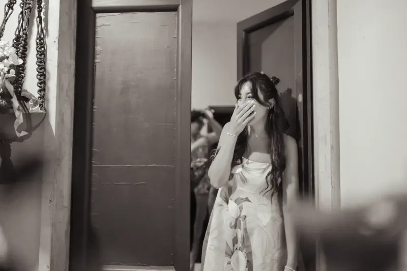 Braut hällt vor Überraschung eine Hand vors Gesicht