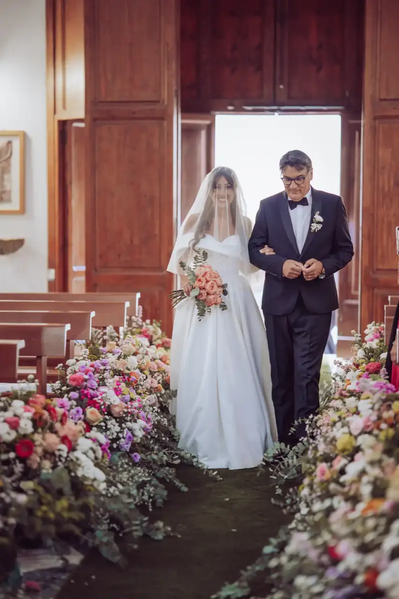 Braut zieht mit ihrem Vater in die Kirche ein