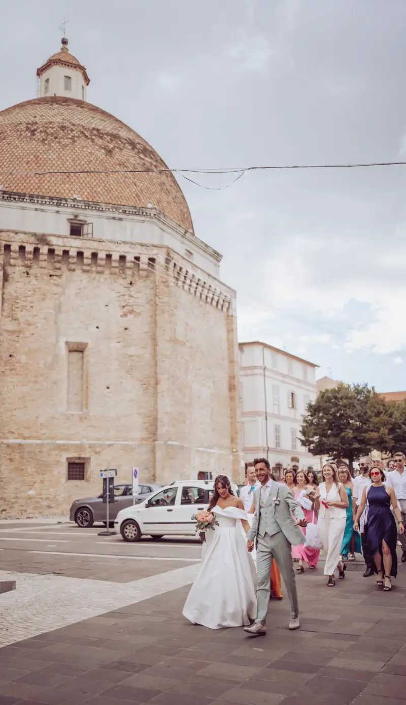 Brautpaar mit Gästen vor der Kirche in Giulianova