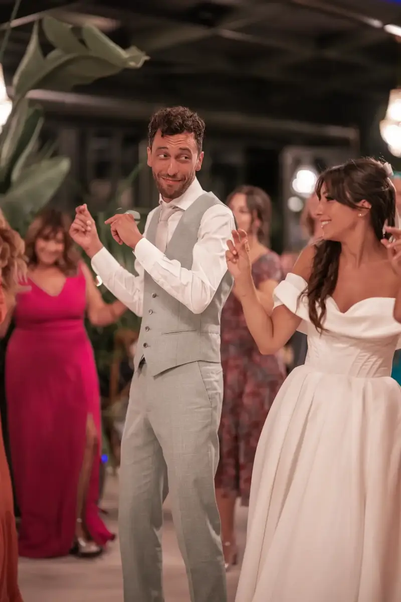 Bräutigam und Braut tanzen ausgelassen