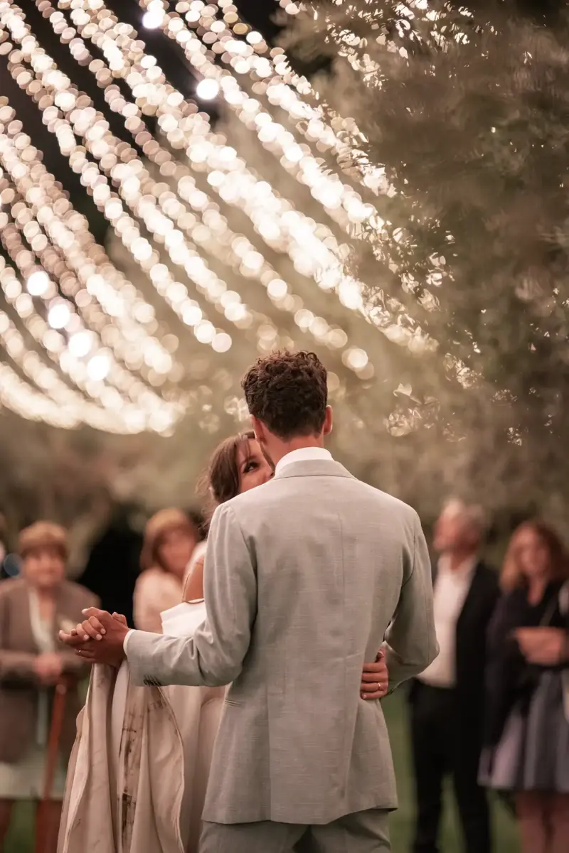 Brautpaar tanzt unter Lichterketten