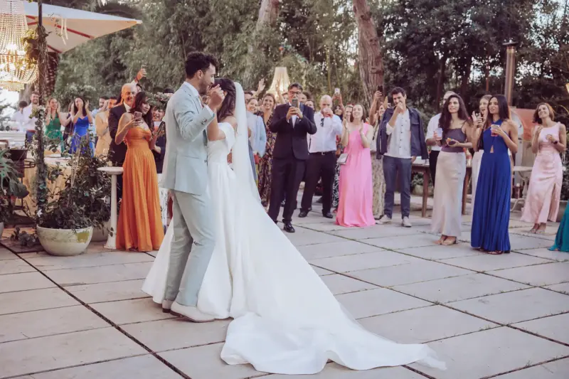 Brautpaar tanzt vor den Hotelgästen, viele filmen mit dem Handy