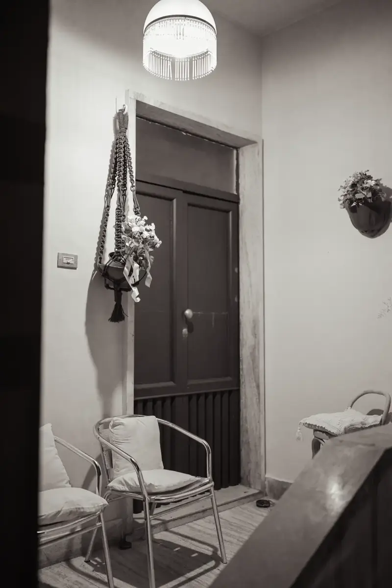 Eingangstür eines Hauses mit Stühlen davor