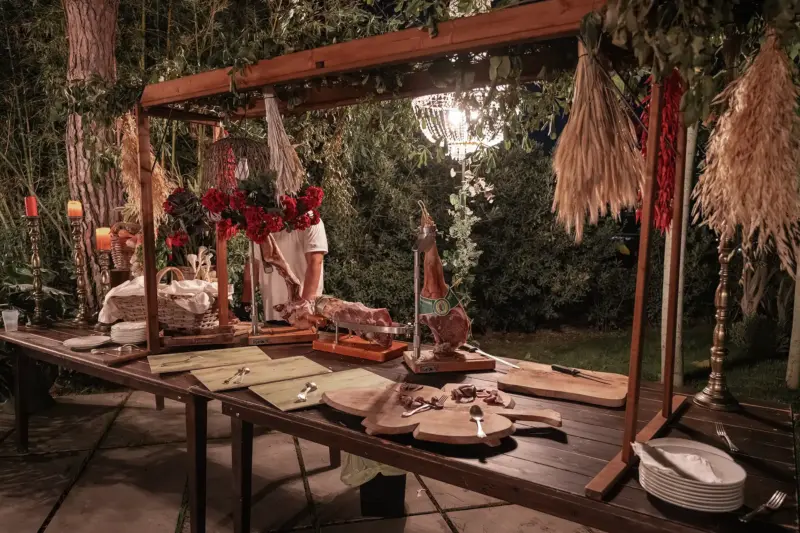 Frischer Serrano Schinken auf schön dekoriertem Tisch mit leeren Platten