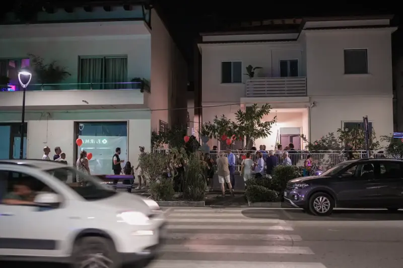 Haus der Braut von der anderen Straßenseite mit vielen Gästen mit Herzluftballons davor