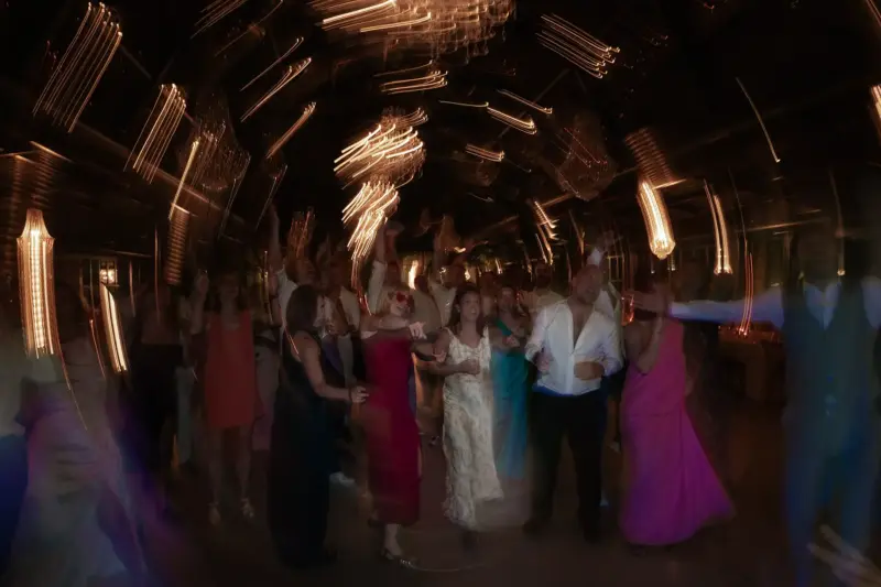 Hochzeitsgäste feiern auf der Tanzfläche