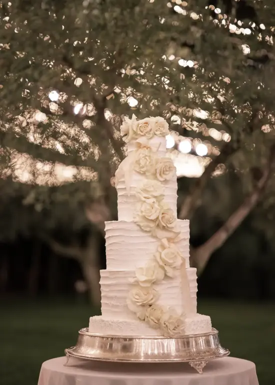 Fünfstöckige Hochzeitstorte mit Blumen verziert