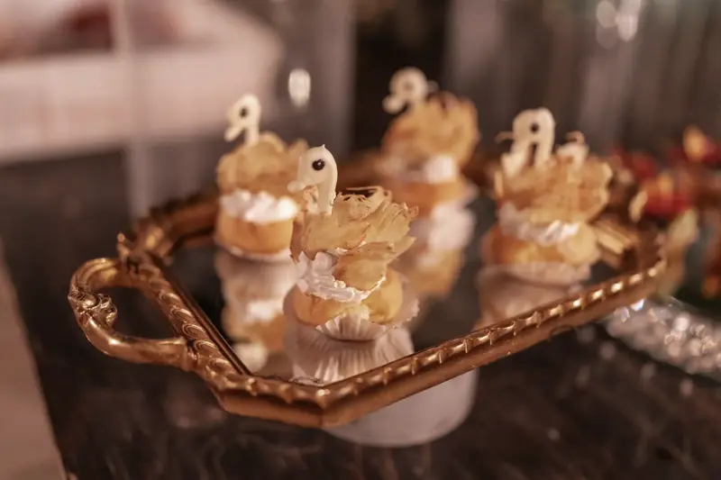 Nahaufnahme des Nachtisch in Form eines Schwans aus Gebäck