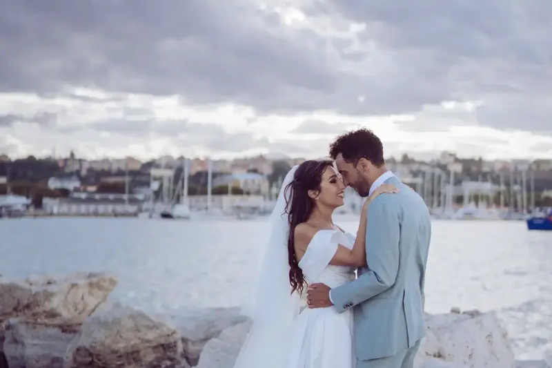 Brautpaar schaut sich verliebt in die Augen am Hafen