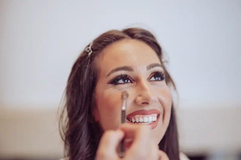 Nahaufnahme des Gesichts der Braut wie es geschminkt wird