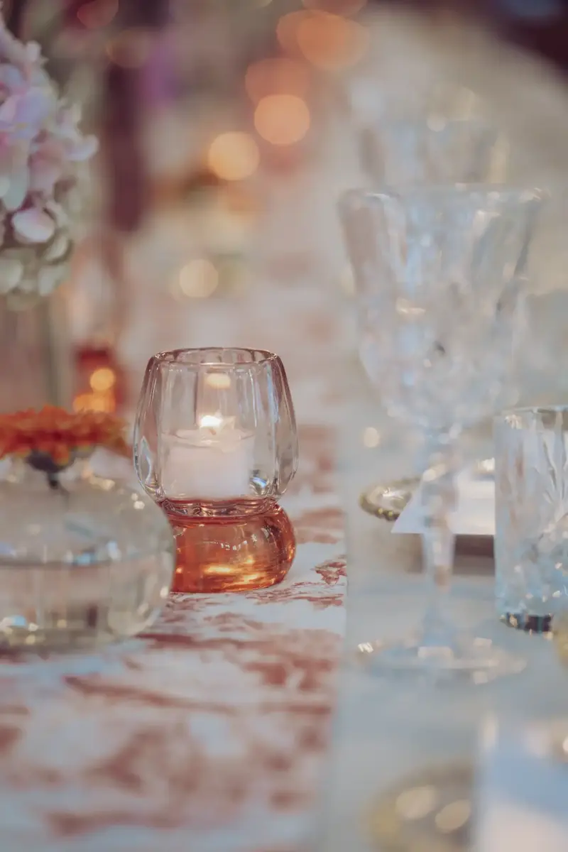 Details der Tischdeko mit Teelichtern und Gläsern