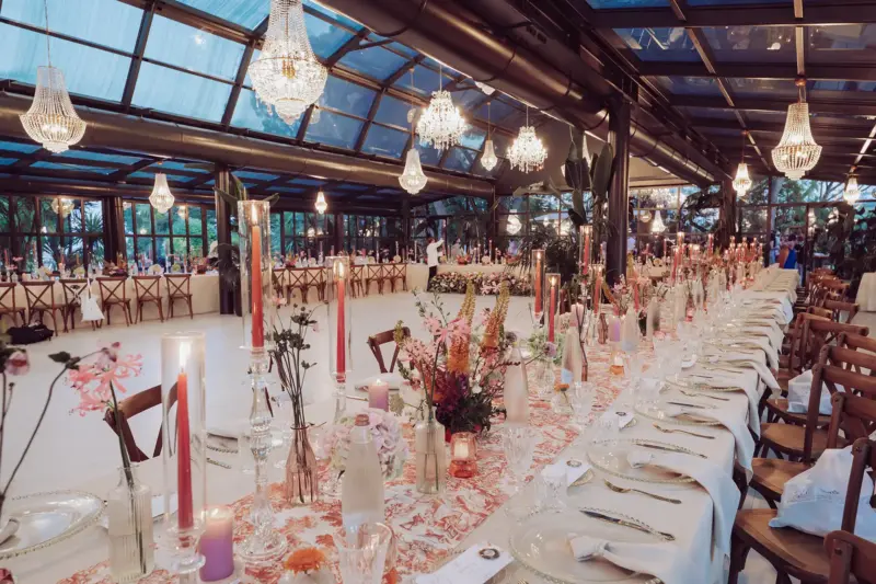 Gedeckte Tische in der Hochzeitslocation