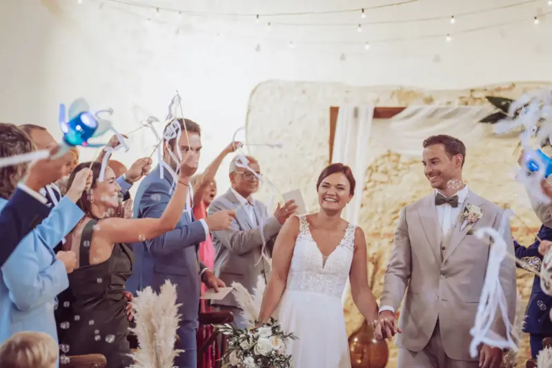 Auszug des Brautpaars, die Gäste jubeln