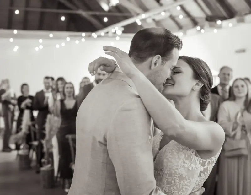 Brautpaar küsst sich am Altar in der Remise Schloß Fußberg mit allen Gästen im Hintergrund