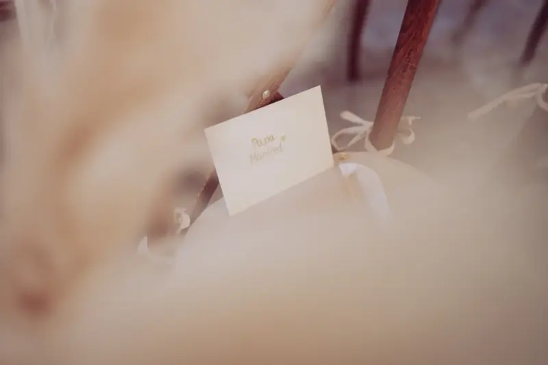 Ein Brief für Papa liegt auf dem Stuhlpolster