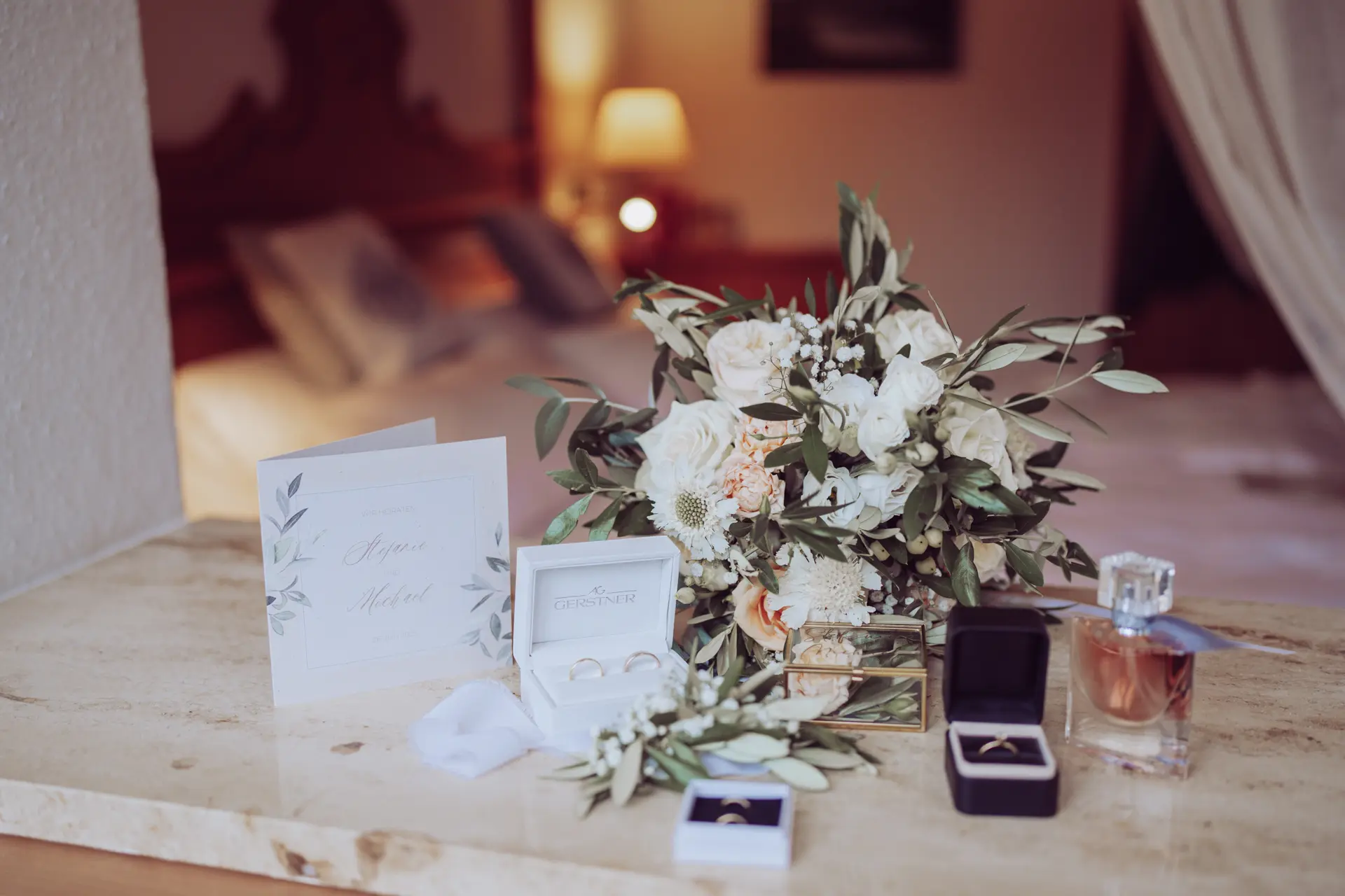 Eheringe, Trauring, Hochzeitseinladung und weitere Dekoelemente