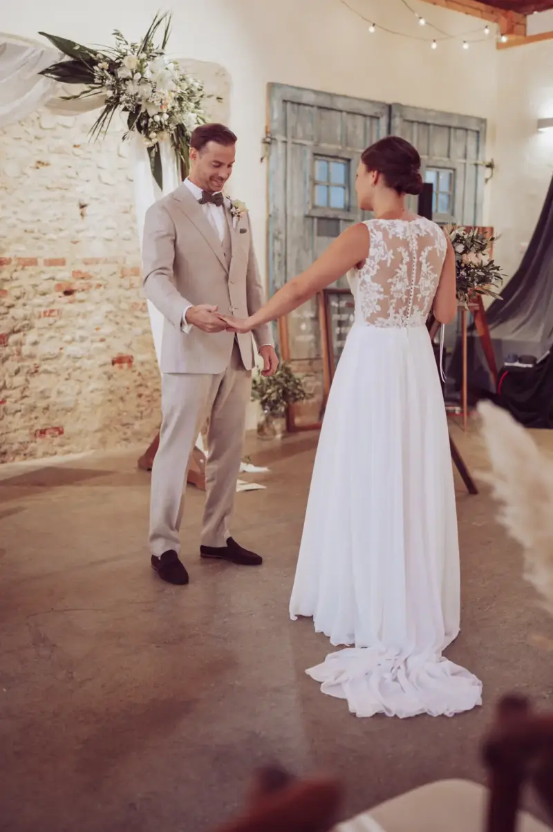 Brautpaar beim First Look vor dem Traubogen in der Remise Schloß Fußberg