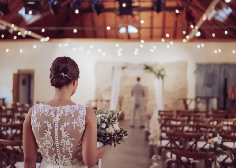 Braut blickt auf den Bräutigam