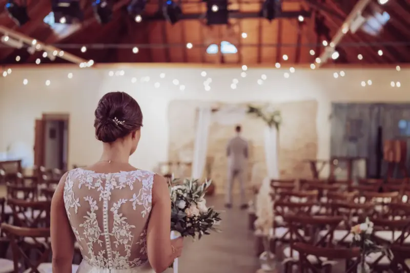 Braut blickt auf den Bräutigam