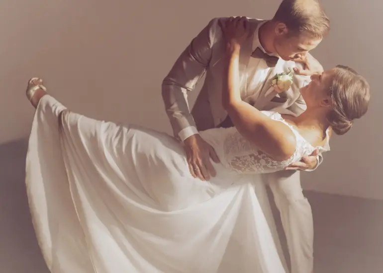 Braut und Bräutigam posieren beim Hochzeitstanz