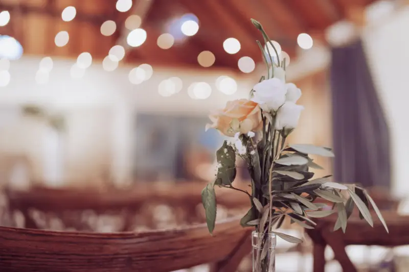 Blumendeko an Stuhl und Bokehkreisen im Hintergrund