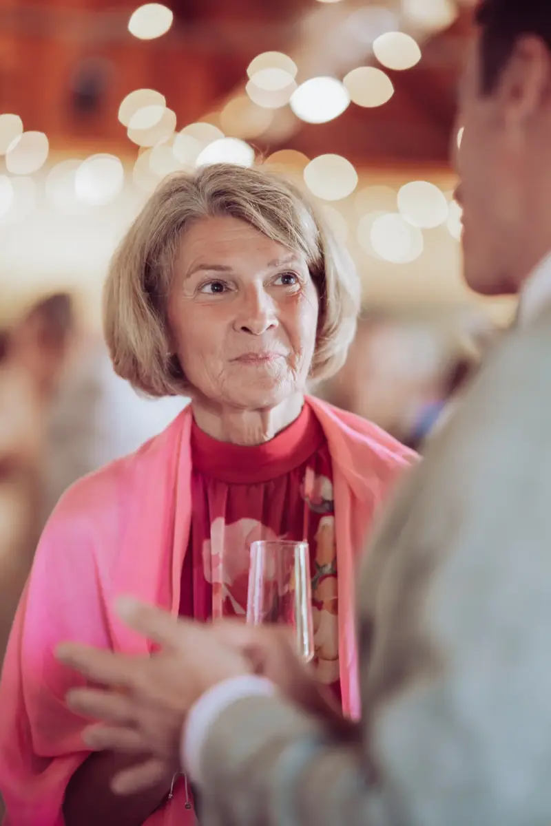 Fröhlicher Hochzeitsgast unterhält sich