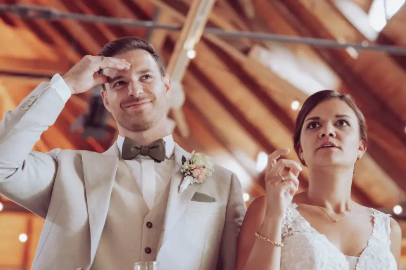 Hochzeitspaar überlegt angestrengt