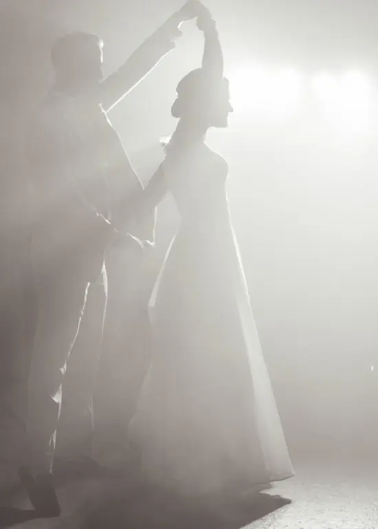 Das Hochzeitspaar tanzt auf der Tanzfläche und wird von Nebel umhüllt