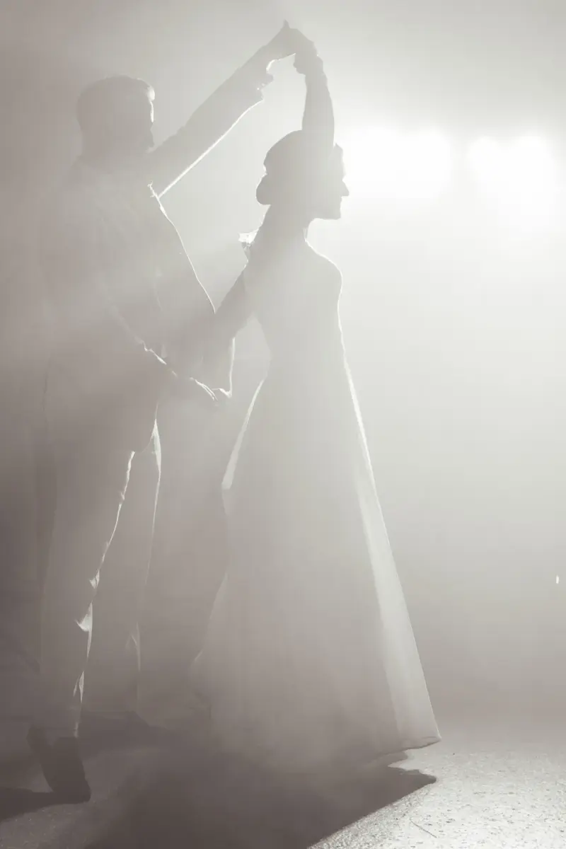 Das Hochzeitspaar tanzt auf der Tanzfläche und wird von Nebel umhüllt