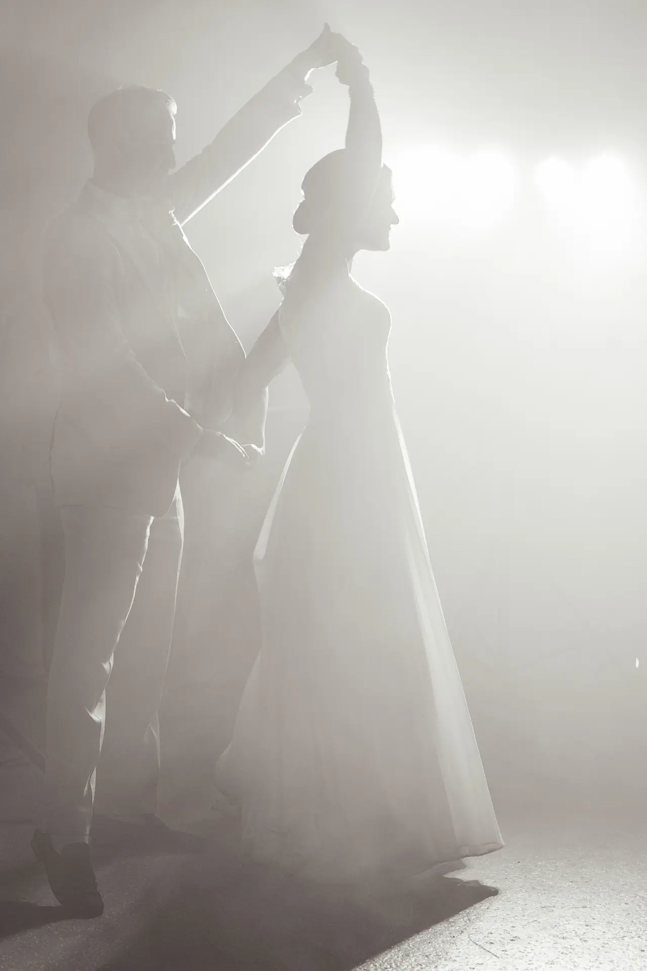 Das Hochzeitspaar tanzt auf der Tanzfläche und wird von Nebel umhüllt