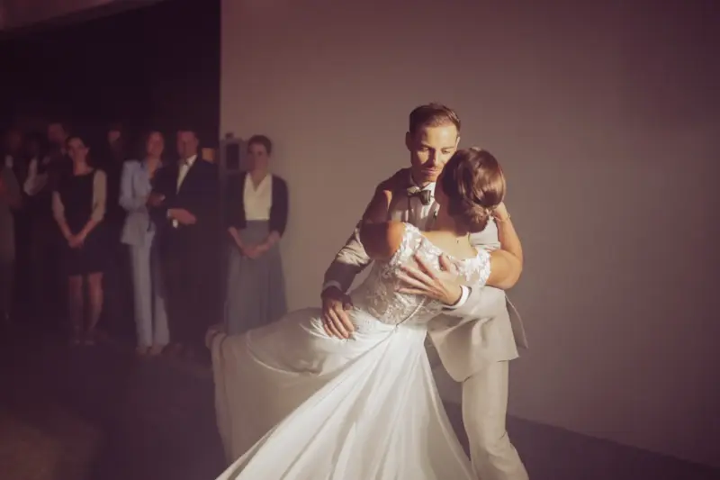 Finale Pose des Brautpaars beim Hochzeitstanz in der Remise Schloß Fußberg