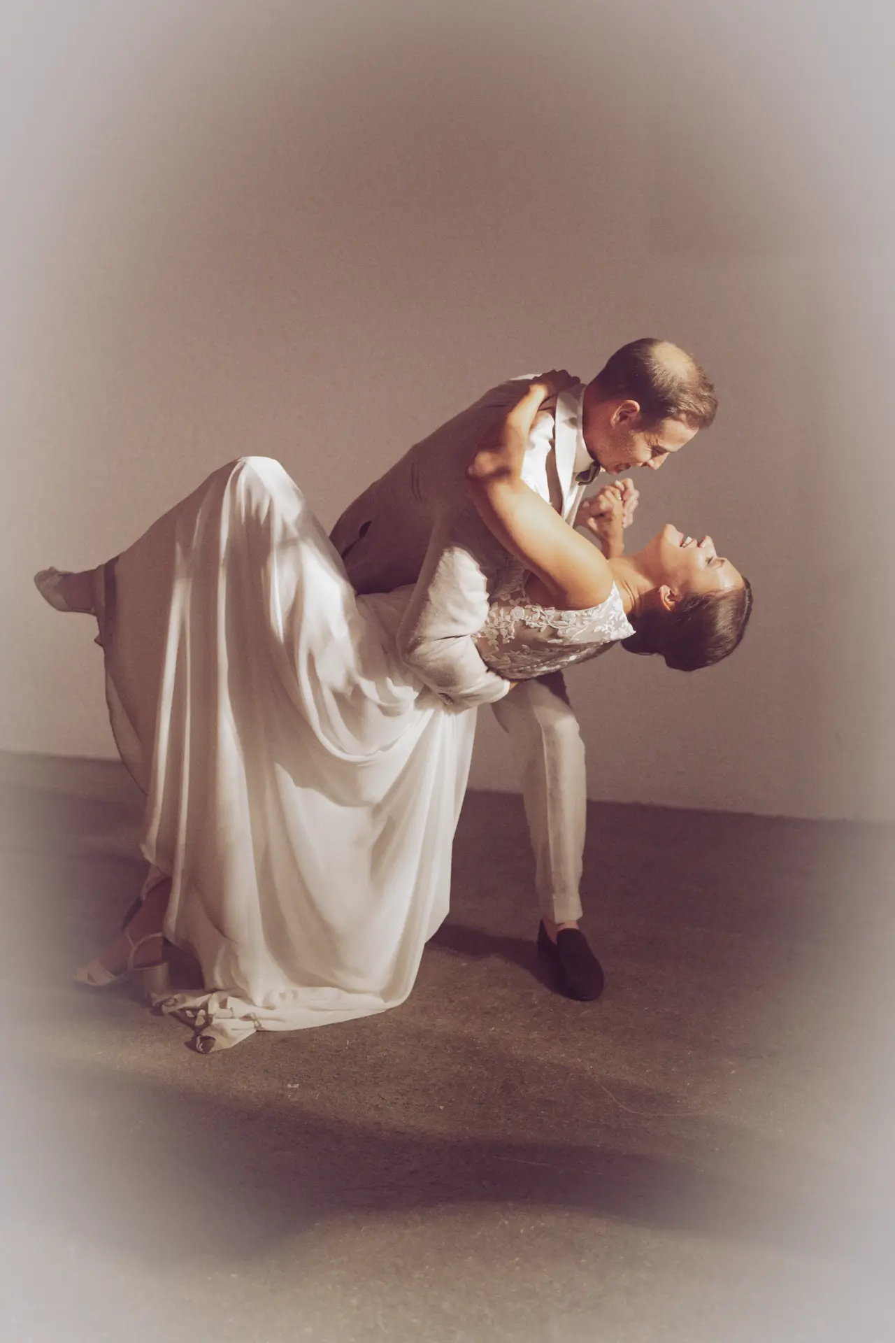 Finale Pose des Brautpaars beim Hochzeitstanzes in der Remise Schloß Fußberg