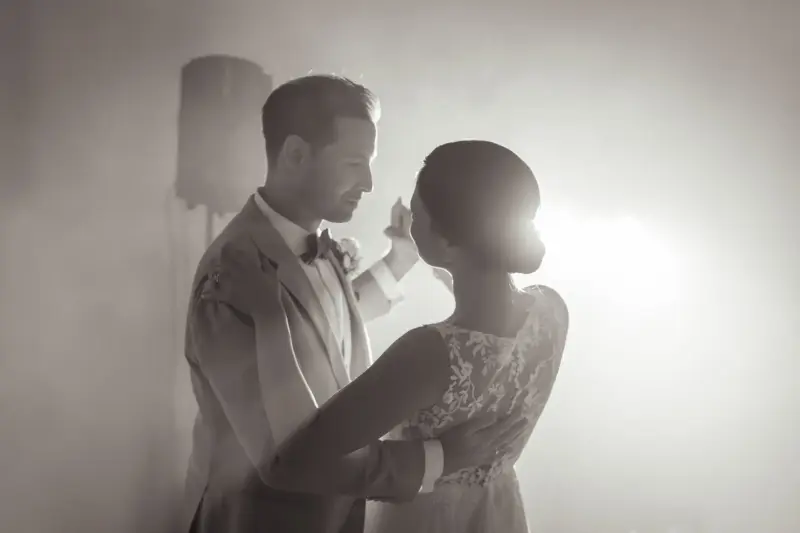 Schwarzweiß Foto des Brautpaars beim Hochzeitstanz