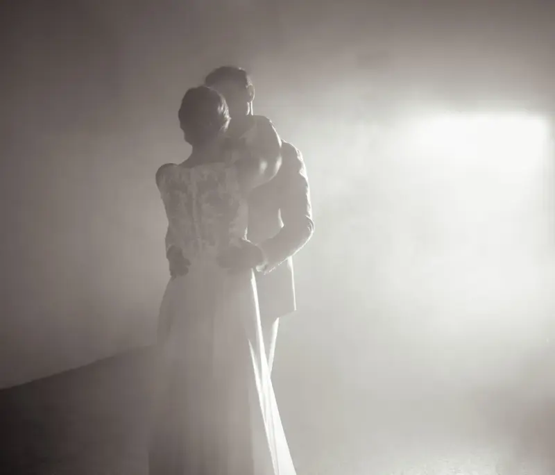 Brautpaar auf der Tanzfläche, umhüllt von grellem Licht