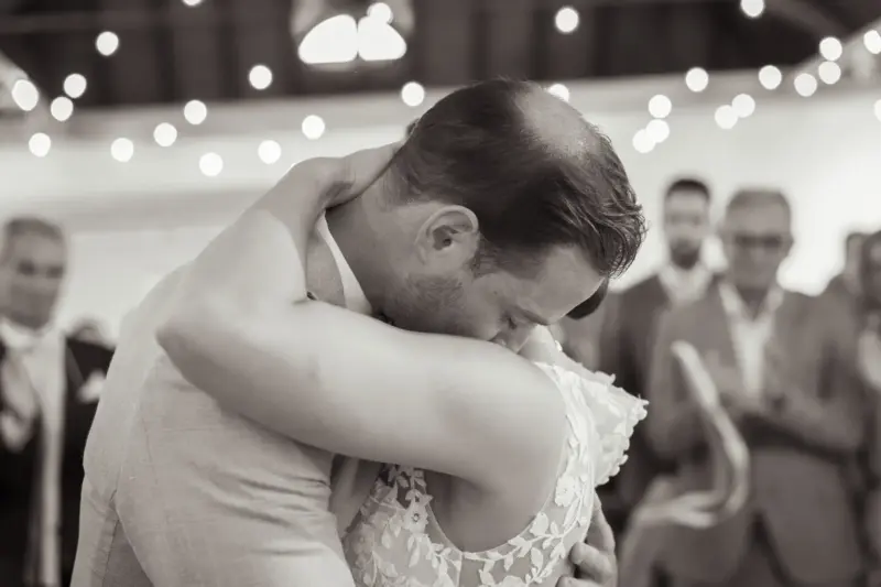 Brautpaar umarmt sich innig am Altar in der Remise Schloß Fußberg