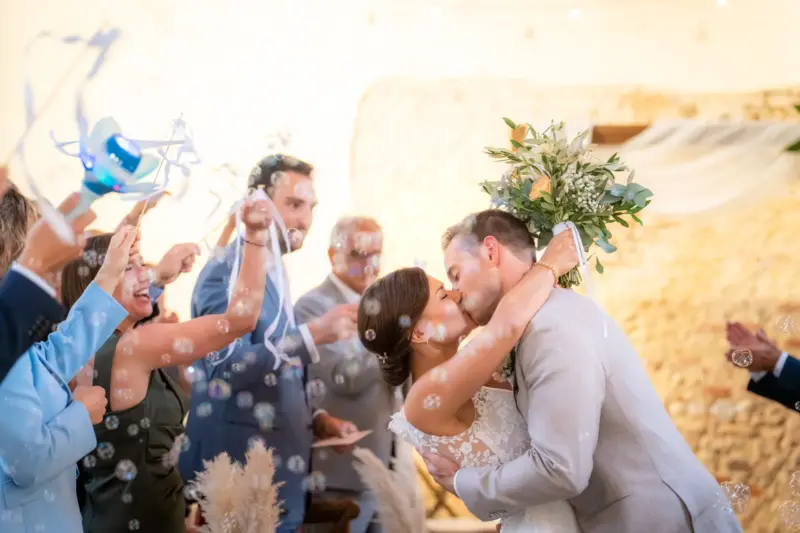 Ehepaar küsst sich beim Auszug und verschwindet hinter einer Seifenblasenwand