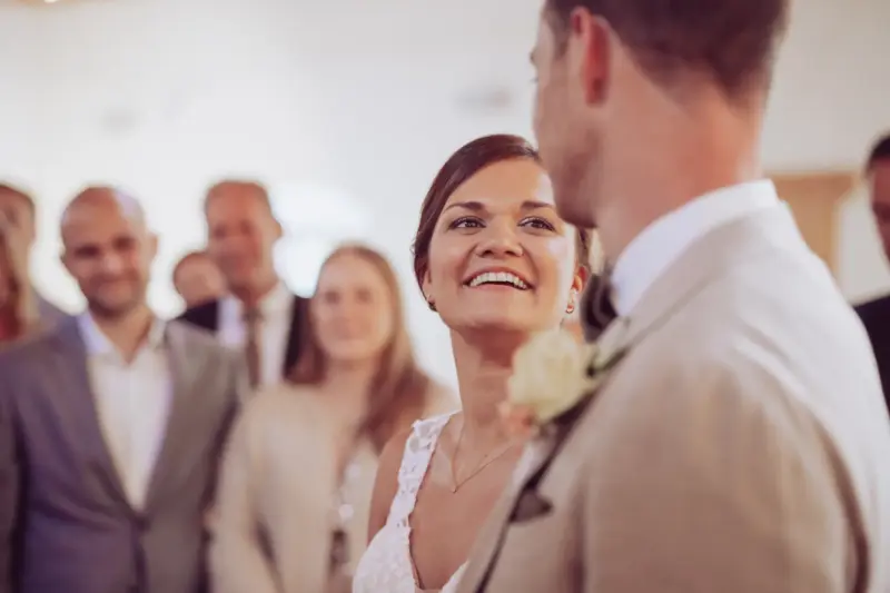 Braut blickt freudig ihren Bräutigam an