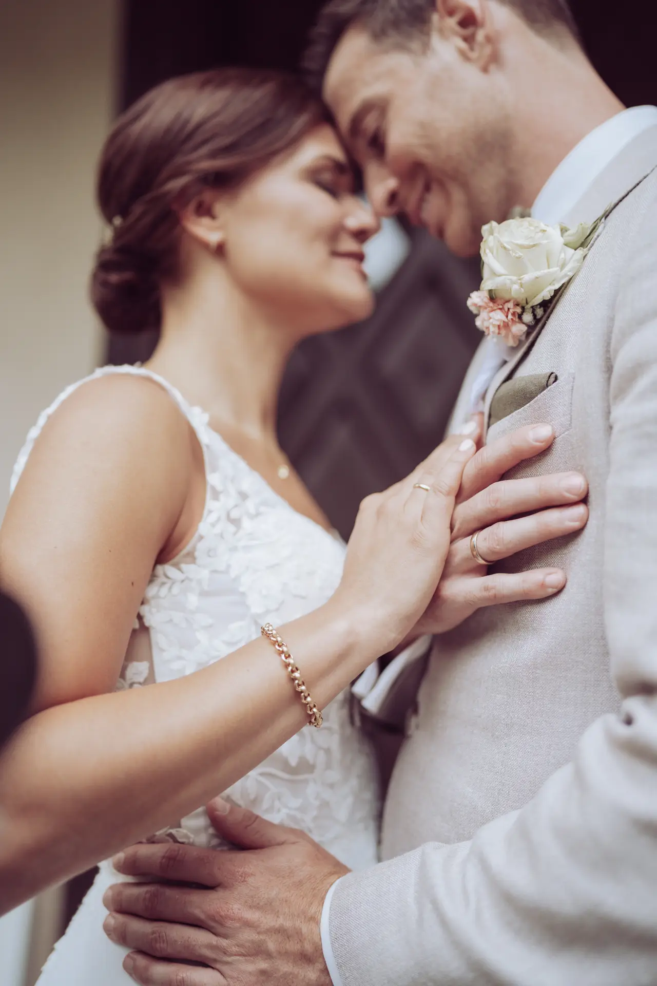 Brautpaar steht eng an eng, die Eheringe sind zu sehen