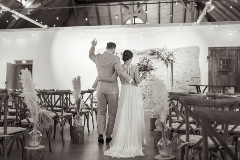 Brautpaar geht tanzend den Gang entlang