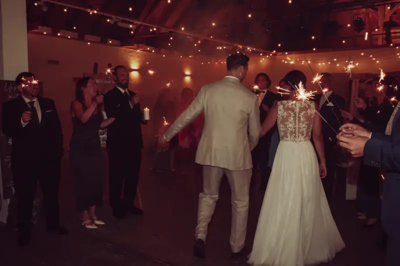 Brautpaar läuft zwischen Wunderkerzen