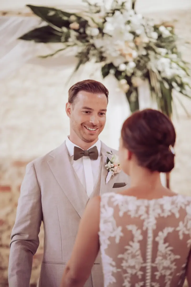 Bräutigam lacht Braut beim First Look an