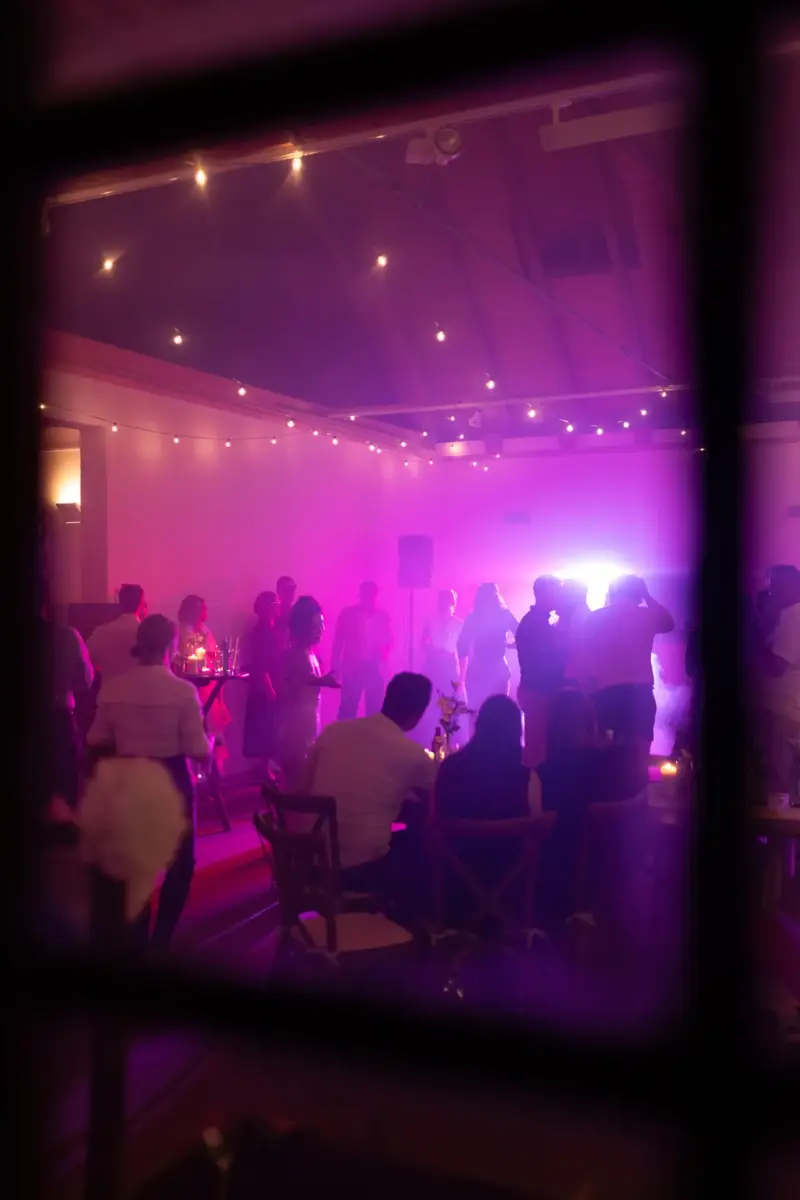 Tanzfläche in der Remise Schloß Fußberg durch Fenster fotografiert